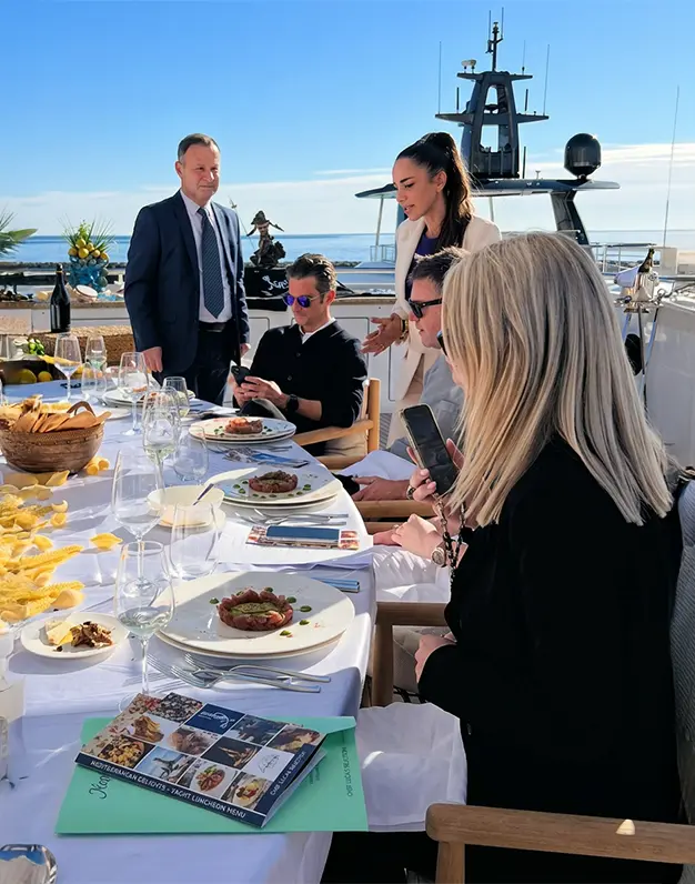 Catering in barca nel Golfo di Napoli, esperienza gourmet Neptunus